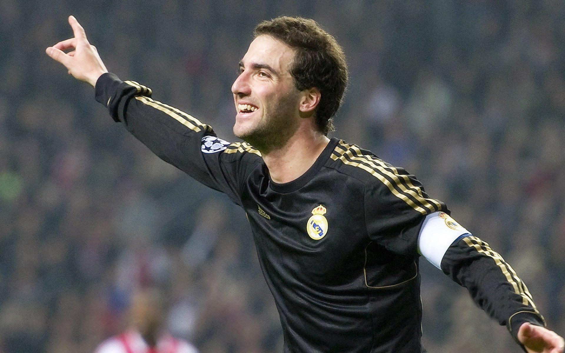 意外赛事推迟开赛，球迷遗憾不已，推迟比赛