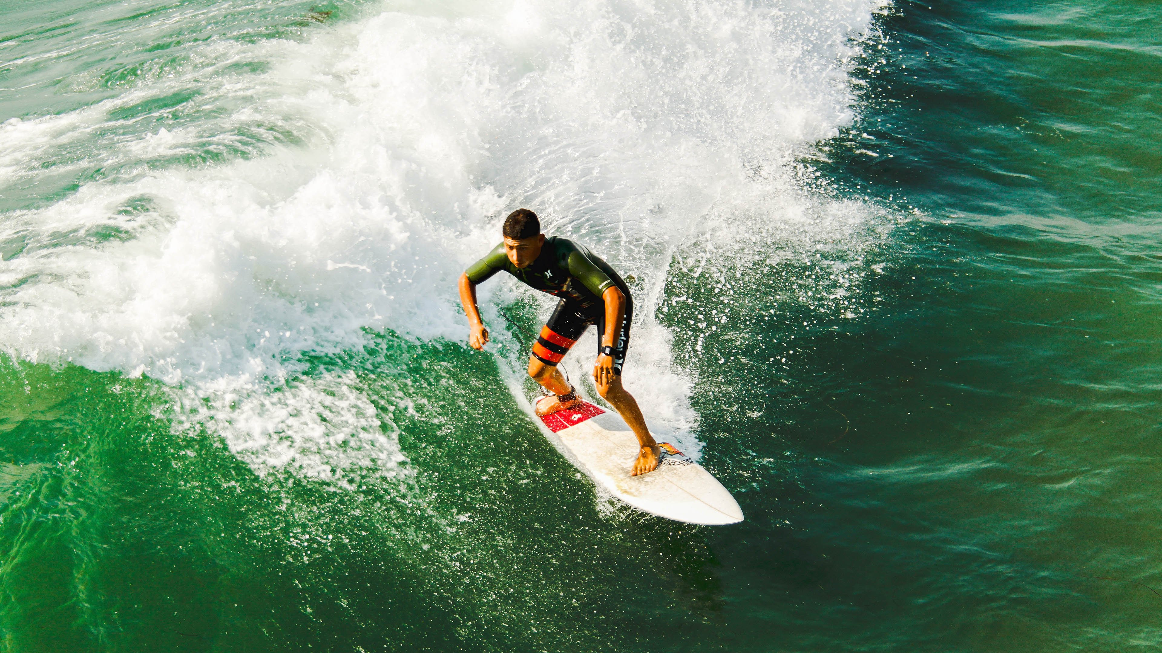 爱游戏品牌互动-比赛中球员们奋勇争先，为球队赢得胜利，球员在赛场上挥洒的青春的汗水